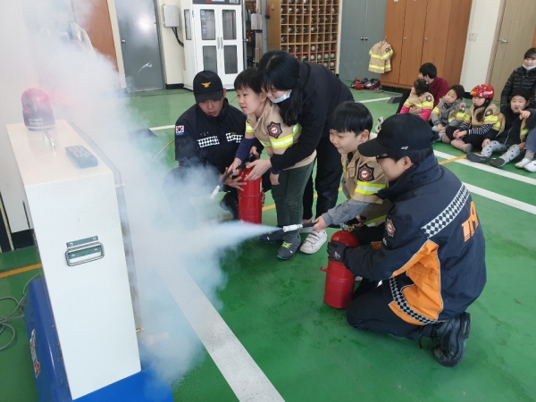 온산소방서 웅촌119안전센터는 지난 18일 수연특수아어린이집에서 화재 시 대피 및 신고요령 등 소방안전교육을 실시했다.