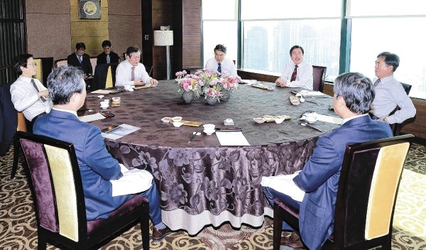 울산·부산·경남지역 상공회의소 회장단은 22일 부산 롯데호텔에서 오찬간담회를 갖고 지역상생 방안을 논의했다.