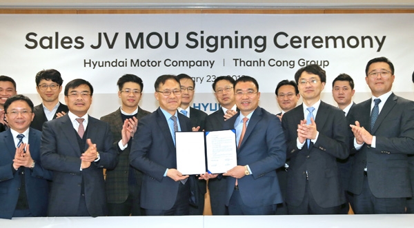현대차는 지난 23일 서울 양재동 본사에서 베트남 탄콩그룹과 판매 합작법인 설립을 위한 업무 협약(MOU)을 체결했다고 24일 밝혔다.