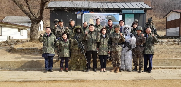 자유한국당 이채익 의원(울산 남구갑)은 30일 나경원 원내대표 등과 전방 군부대를 방문, 장병들을 격려하고 기념촬영하고 있다.