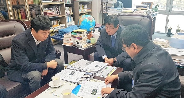 무소속 강길부 의원은 지난 1일 국회에서 한국철도시설공단 관계자와 울주군 옹기마을 인근의 시설공단 부지 활용 방안을 논의하고 있다.