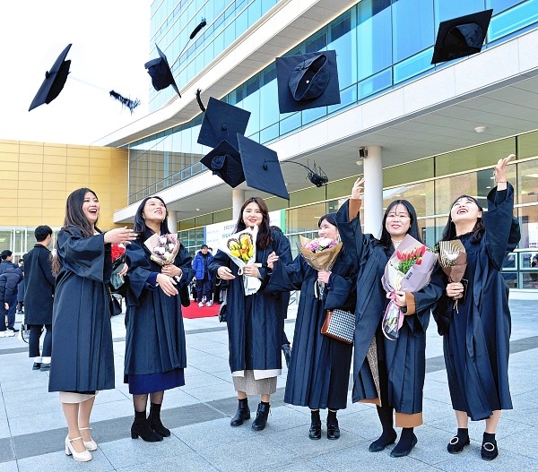 8일 춘해보건대학교(총장 김희진)에서 열린 제49회 학위수여식에서 졸업생들이 학사모를 하늘 높이 던지며 졸업을 자축하고 있다. ▶관련기사 14면  유은경기자 usyek@