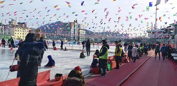 양산시가 올해 처음으로 양산종합운동장과 웅상명동공원 주차장에 마련한 야외 스케이트장과 썰매장이 지난 10일 폐장한 가운데 그동안 이용객이 9만6,000여명으로 집계됐다.