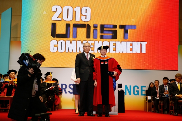 12일 UNIST 올해 학위수여식에서 조무제 초대 총장의 기부로 신설된 '예봉우수학위논문상(Yebong Best Dissertation Award)'이 신동빈 박사를 수상자로 선정했다.