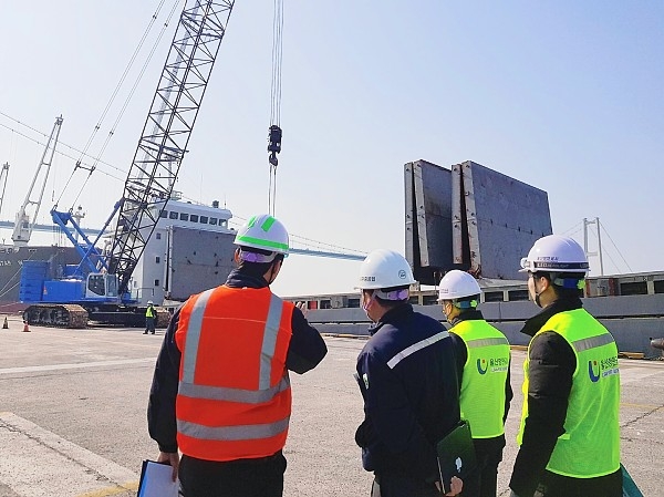 울산항만공사는 11일과 13일 양일간 울산항 일대에서 한국항만연수원 및 한국해양대학교와 합동으로 항만 주요 시설물과 작업현장에 대한 합동 안전점검을 실시했다.