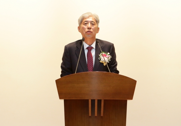 최인석 울산지방법원장이 13일 울산지법 3층 대강당에서 열린 퇴임식에서 퇴임사를 하고 있다.