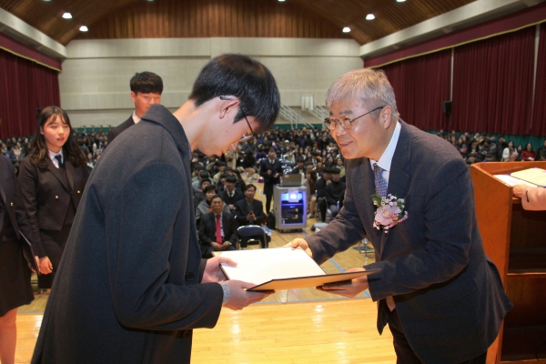 한상길 한국수력원자력(주) 새울원자력본부장이 14일 남창고등학교 졸업식에서 우수 졸업생에게 장학금을 전달하고 있다.