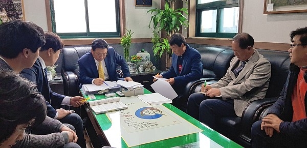 자유한국당 박맹우 의원은 지난 15일 울산 사무국에서 수암시장 임용석 상인회장 등과 시장 주차장 건립 관련한 간담회를 가졌다.