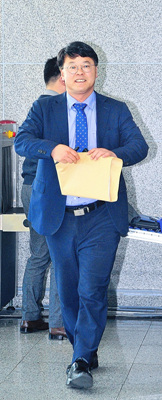 공직선거법과 정치자금법, 변호사법 위반 등의 혐의로 기소된 김진규 남구청장이 15일 울산지방법원에서 열린 2차 공판에 출석하고 있다.  유은경기자 usyek@