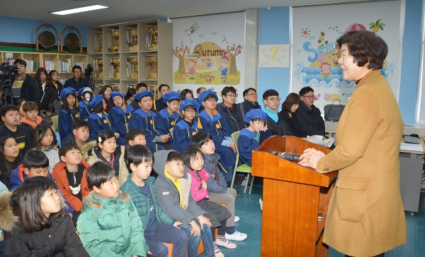 지난 15일 상북초등학교 소호분교 제71회 졸업식이 열린 가운데 노옥희 교육감이 참석해 축사하고 있다.