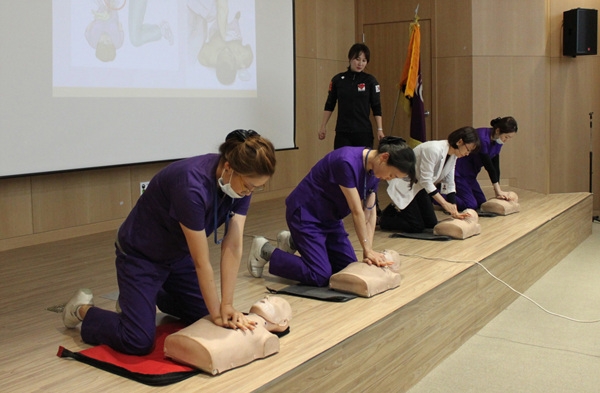 한국건강관리협회 울산광역시지부는 지난 15일 직원을 대상으로 심폐소생술(CPR) 교육을 실시했다.