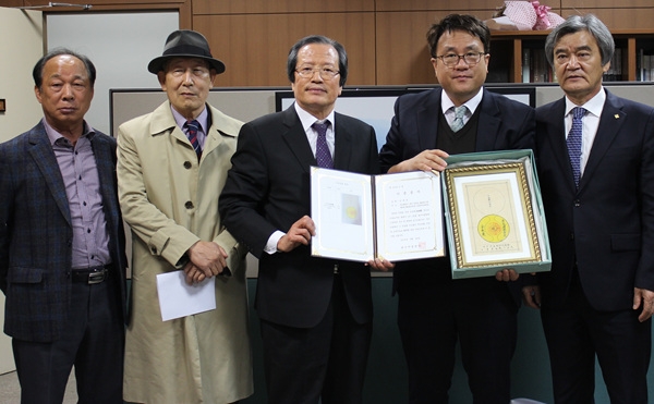 울산박물관은 26일 김용경 씨로부터 독립운동가 김교경 선생의 천도교 언양교구장 봉훈서를 기증받았다.