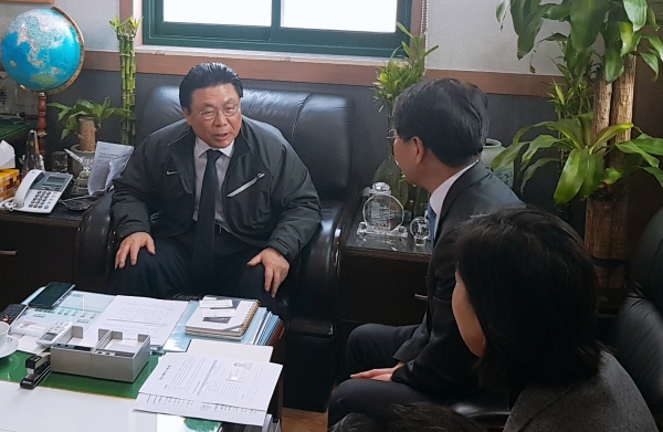 자유한국당 박맹우 의원이 지난 8일 당협 사무실에서 창업도약패키지 지원사업과 관련해 울산경제진흥원과 간담회를 갖고 있다.