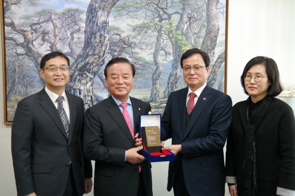 자유한국당 정갑윤 의원이 지난 8일 지식재산 공로상을 수상하고 포즈를 취하고 있다.