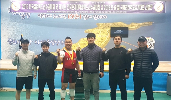 울산시청 역도팀 김광훈(세번째)이 2019 전국실업역도선수권대회 남자 81㎏급 금메달을 목에 걸었다.