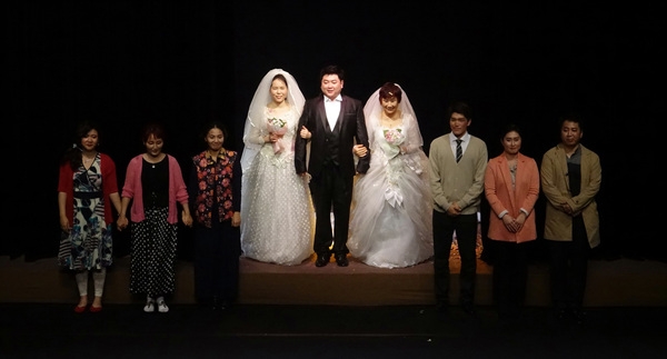 지난해 울산 대표로 대한민국연극제에 참여한 극단 푸른가시의 '더블웨딩' 공연 장면.