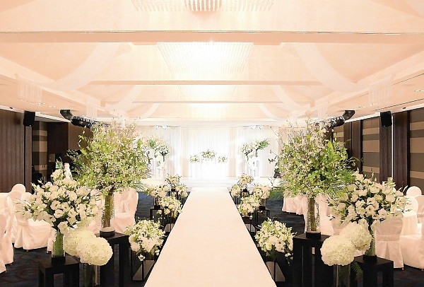 호텔현대 울산은 여름철 웨딩을 준비하는 예비 신혼부부를 위한 '써머 웨딩 프로모션'을 진행한다.