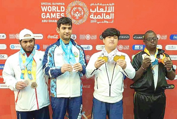 동구청장애인역도단 임권일 선수(오른쪽에서 두 번째)는 아랍에미리트에서 개최된 2019 아부다비 스페셜올림픽 세계하계대회에 출전해 금메달 4개를 획득해 4관왕을 차지했다.