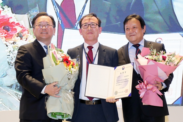 21일 서울 삼성동 코엑스에서 열린 제15회 대한민국 지방자치경영대전 시상식에서 울산시 심민령 에너지산업과장이 행안부 장관 표창을 수상하고 있다.