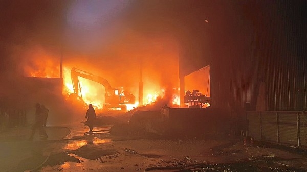 23일 오후 울주군 두서면 한 폐기물처리업체 창고에서 불이나 소방대원들이 진화작업을 펼치고 있다.