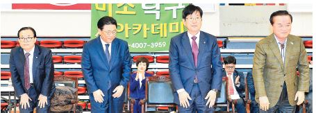 인사를 하고 있는 정갑윤·강길부·박맹우·이채익 국회의원.(오른쪽부터)