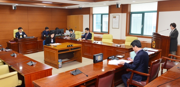 울산시의회 운영위원회(위원장 안도영)는 25일 시의회 운영위 회의실에서 의회운영위원회를 열어 제203회 임시회 의사일정을 확정했다.