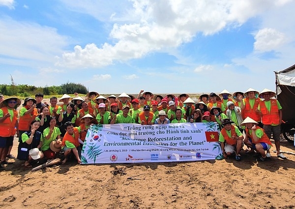SK이노베이션은 베트남 석유개발 사업 파트너인 석유·가스탐사개발공사(PVEP)와 맹그로브 숲 복원 자원봉사 활동을 전개한다