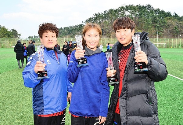 울산 중구 여성축구단의 우승 주역으로 (왼쪽부터)최우수선수상을 수상한 전은혜 선수, 지도자상을 수상한 김수빈 코치, 최다득점상을 수상한 김덕유 선수가 트로피를 들어보이고 있다.