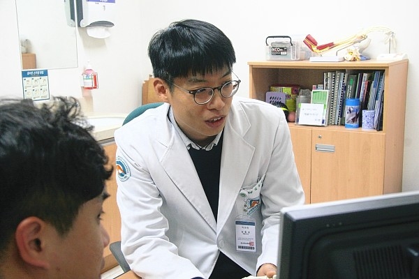 울산대학교병원 재활의학의 김충린 교수가 림프종 환자를 진료하고 있다.