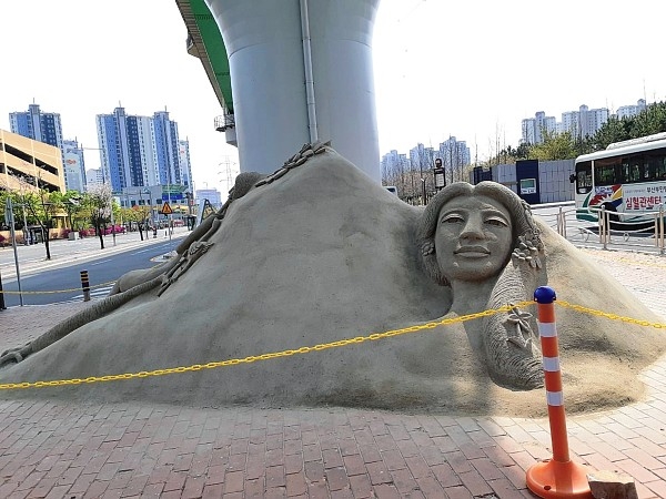 양산시는 지역의 유명 모래조각가이자 국내 모래조각 창시자인 김길만 작가의 움직이는 모래조각 전시 프로젝트를 마련한다. 사진은 양산역환승센터 작품.