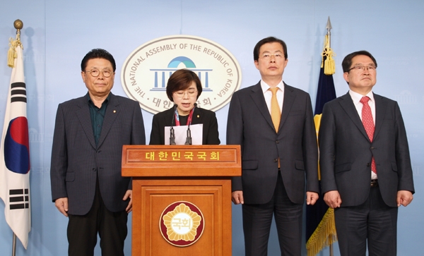 박맹우 의원(맨왼쪽)은 11일 국회에서 열린 자유한국당 초·재선 모임인 '통합과 전진' 간담회에 참석해 문재인 정부 인사참사 등과 관련해 기자회견을 가졌다.