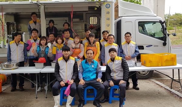 한국동서발전㈜ 울산화력본부(본부장 손영직)는 11일 선암초등학교 근처에서 지역 어르신들께 따뜻한 점심식사를 제공하는 '사랑의 밥차' 봉사활동을 시행했다.