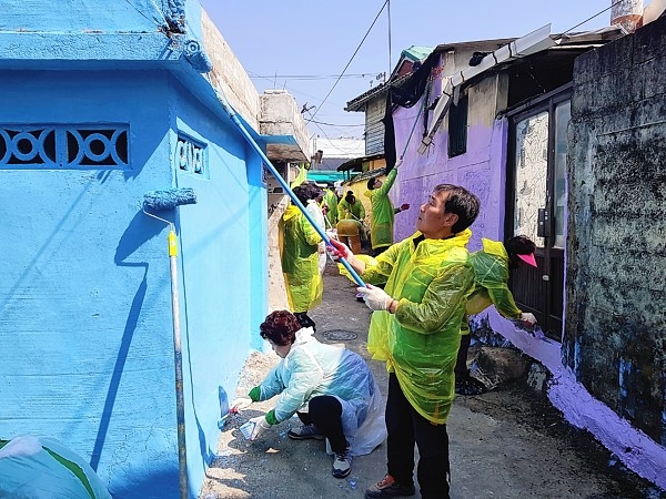 밀양시 새마을회는 내일동에서 희망나눔 마을벽화 그리기 사업을 실시했다.