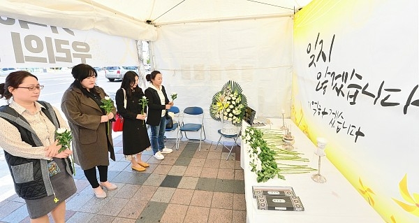 세월호 참사 5주기를 맞아 15일 울산 롯데호텔 앞에 추모분향소가 마련된 가운데 시민들이 희생자들을 추모하며 헌화·묵념을 하고 있다.   유은경기자 usyek@ulsanpress.net