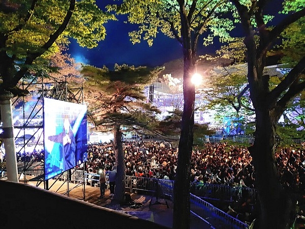 천년고찰 통도사에서 수려한 자연환경과 아름다운 음악이 어울어진 KBS 열린음악회가 지난 16일 저녁 통도사 성보박물관 앞에서 시민 관람객 1만5,000여명이 참석한 가운데 성황리에 개최됐다.