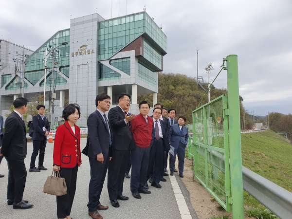 자유한국당 이채익 의원(울산 남구갑)은 18일 충남 공주보에서 황교안  당 대표와 함께 '금강유역 보 방문 및 주민간담회'에 참석했다.