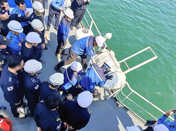 울산해양경찰서는 22일 울산해경 전용부두에서 경비함정 승조원을 대상으로 구명뗏목 투하 및 선박 비상탈출 훈련을 실시했다.