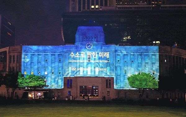 현대자동차는 지구의 날을 맞아 서울시와 함께 세계 최초로 수소전기차 넥쏘의 연료 전지를 이용해 구 서울시청 외벽에 영상을 투사하는 '수소로 밝힌 미래' 미디어 파사드 이벤트를 진행했다.