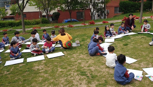 염포동 중리소공원에서 '봄'을 주제로 야외 그림그리기 중인 어린이들의 모습.
