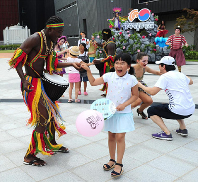 지난해 경주세계문화엑스포 프로그램을 즐기고 있는 어린이 모습.