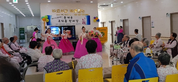 우아의료재단 길메리재활요양병원이 8일 병원 내 공원에서 어버이날 효사랑 나눔 잔치를 개최했다.