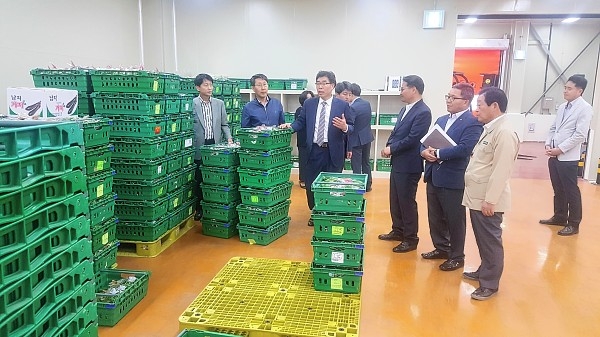 김봉태 밀양부시장이 농산물 유통시설 종사자의 애로사항을 청취하고 농산물 유통 활성화 방안을 함께 모색하기 위해 농산물 유통시설을 방문했다.