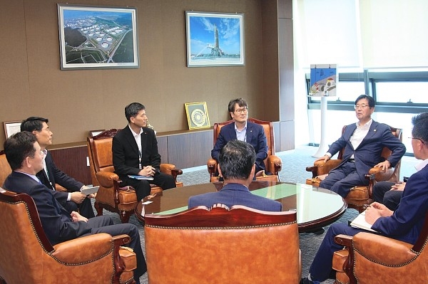 강길부 의원은 14일 오후 중구 혁신도시에 위치한 한국석유공사를 방문해 양수영 사장을 비롯한 임원진으로부터 주요업무를 보고받고, 경영 애로사항을 청취했다.