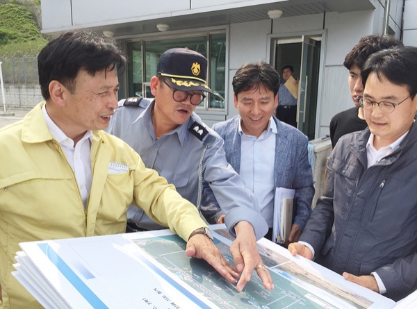 이동권 북구청장은 15일 북구 대안동 태풍 '차바' 피해 복구현장을 방문해 점검했다.