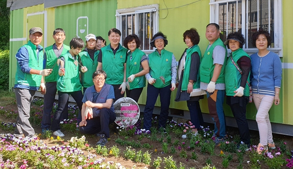 울산 동구 화정동행정복지센터는 21일 새마을단체 회원 및 자연보호협의회 회원 40여명이 참여하여 여름 초화류를 식재했다.