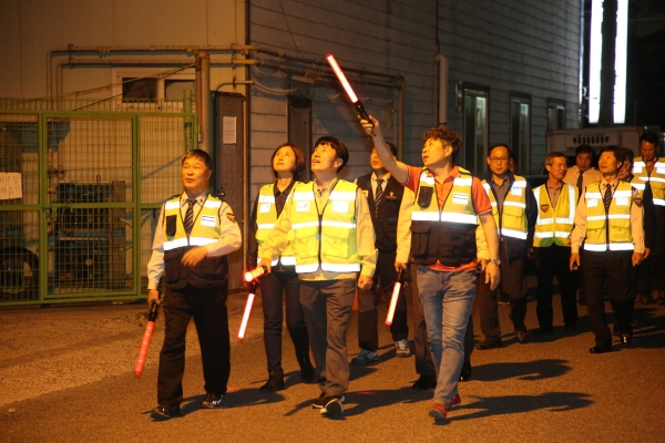 울산 북구의회는 지난 21일 저녁 명촌·진장지구에서 자율방범순찰 자원봉사활동에 나섰다.