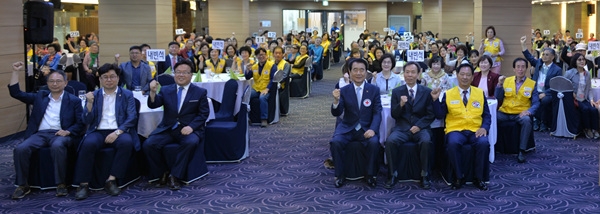 대한적십자사 봉사회 남구지구협의회는 23일 문수컨벤션웨딩홀에서 시각장애 어르신들을 위한 사랑의 효잔치를 개최했다.
