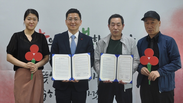 울산패밀리포토는 23일 울산사회복지공동모금회 사무처에서 공익연계마케팅 업무협약을 맺었다.