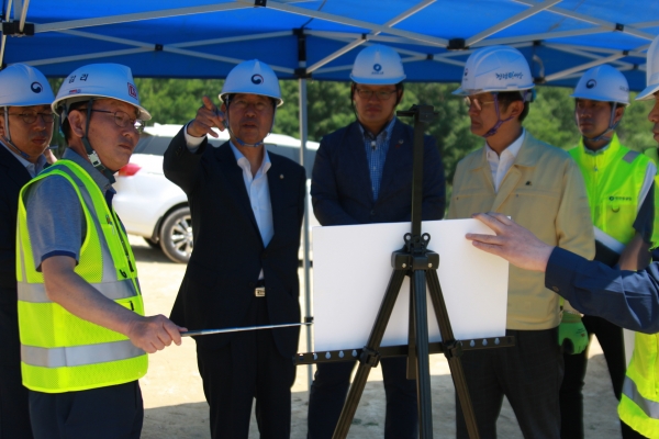 강길부 의원이 지난 24일 장안~온산2 국도건설공사 현장을 찾아 공사진행 상황을 점검했다.