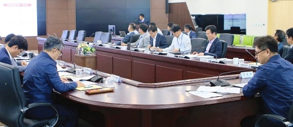 한국동서발전은 27일 본사에서 발전공기업으로서 안전하고 깨끗한 에너지에 대한 국민의 눈높이에 부응하는 사회적가치 성과와 목표를 공유하는 자리를 가졌다.